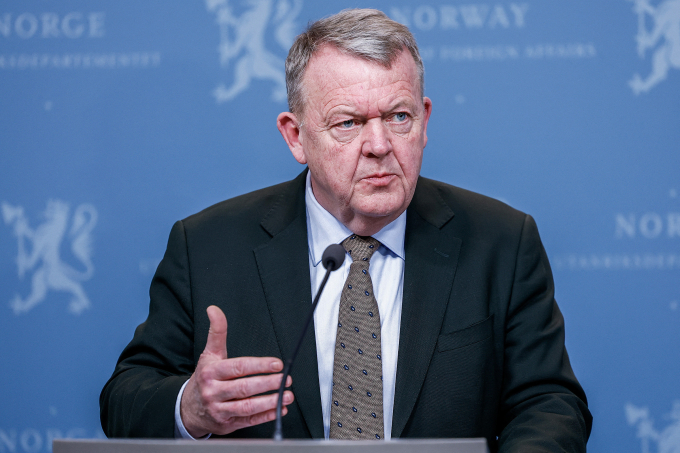 Danish Foreign Minister Lars Løkke Rasmussen and his Norwegian counterpart (not in picture) address a press conference at the Ministry of Foreign Affairs in Oslo, Norway, on January 18, 2026. Ảnh: AFP