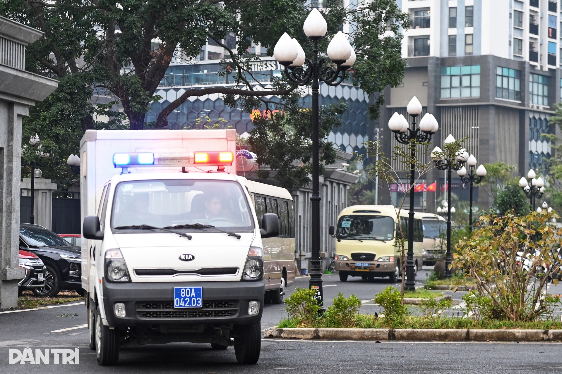 Dẫn giải các bị cáo trong đường dây nhận hối lộ tại Cục An toàn thực phẩm - 1