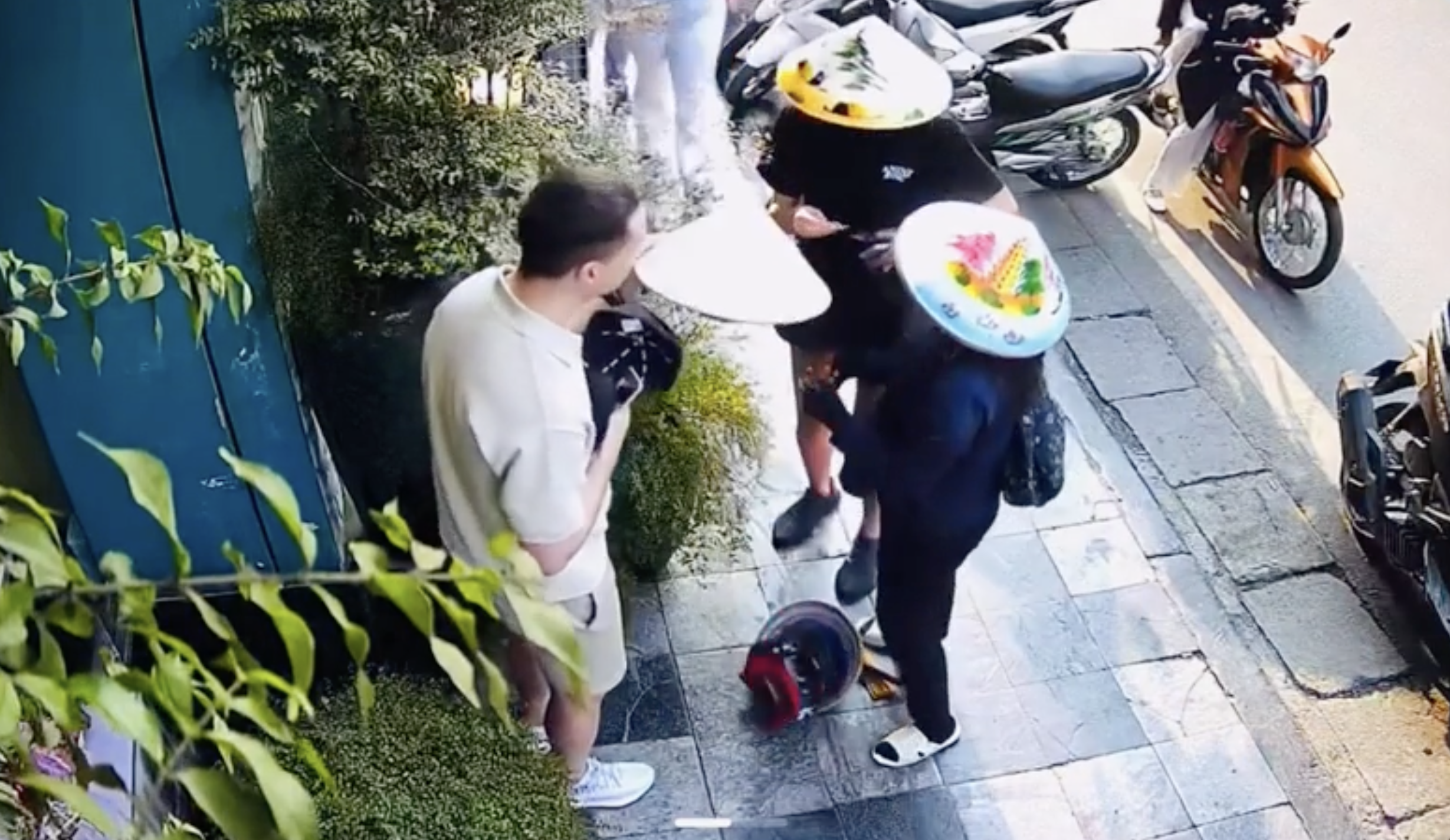 Vụ bán hàng rong 'chặt chém' khách: Dân mạng đòi xử lý hình sự để răn đe- Ảnh 1.