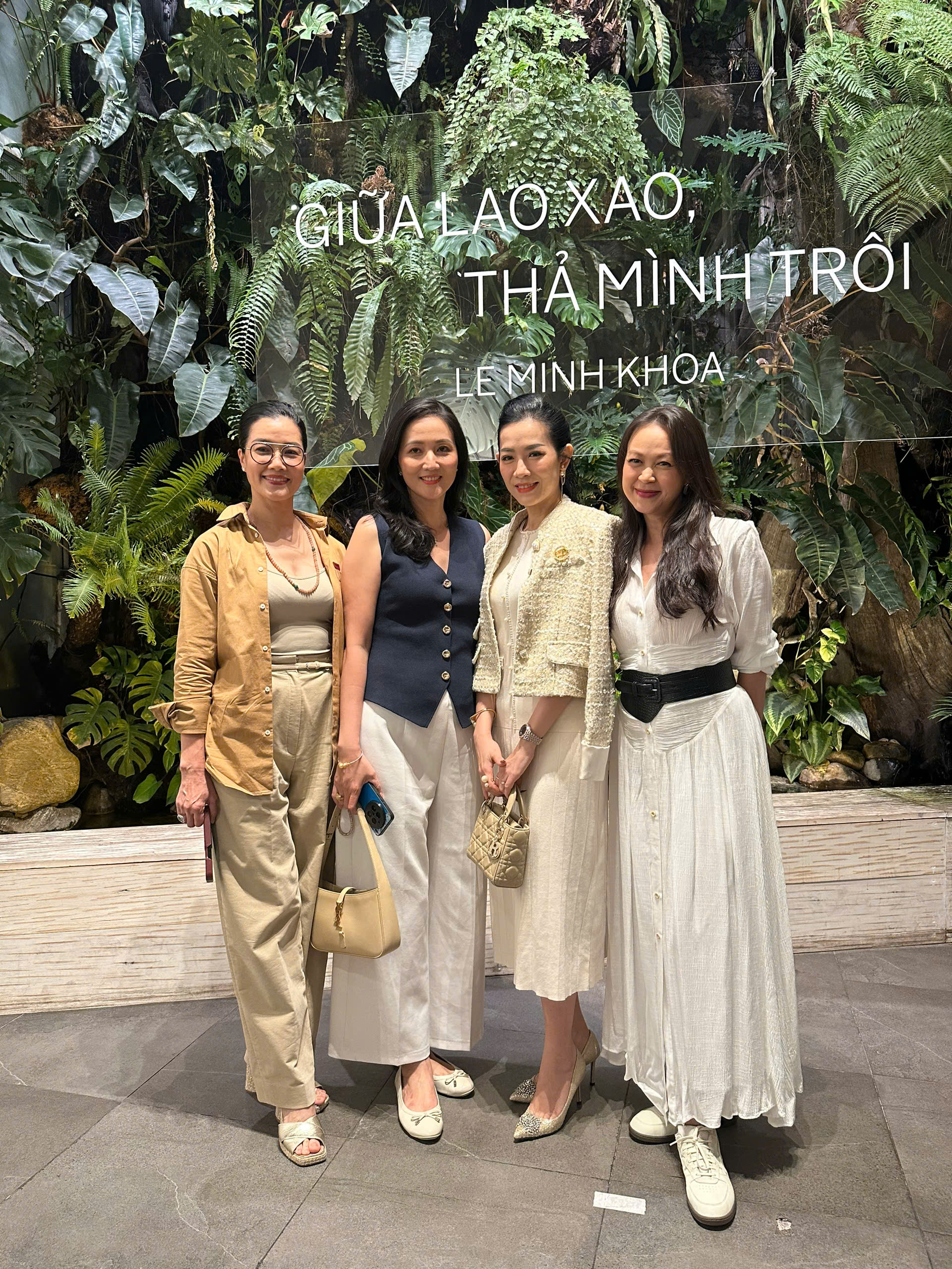 Dàn người đẹp thập niên 2000 hội ngộ tại triển lãm của họa sĩ Lê Minh Khoa- Ảnh 1.