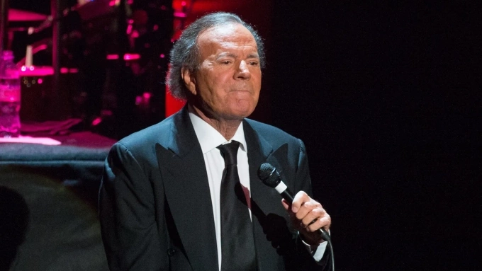 Julio Iglesias là một trong những ca sĩ thành công nhất thế giới với sự nghiệp âm nhạc thành công. Ảnh: Hollywood Reporter
