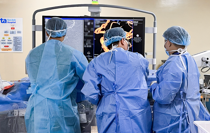 Bác sĩ Hoàn (trái) cùng ê kíp đặt stent thay đổi dòng chảy điều trị túi phình mạch máu não cho người bệnh. Ảnh: Bệnh viện Đa khoa Tâm Anh