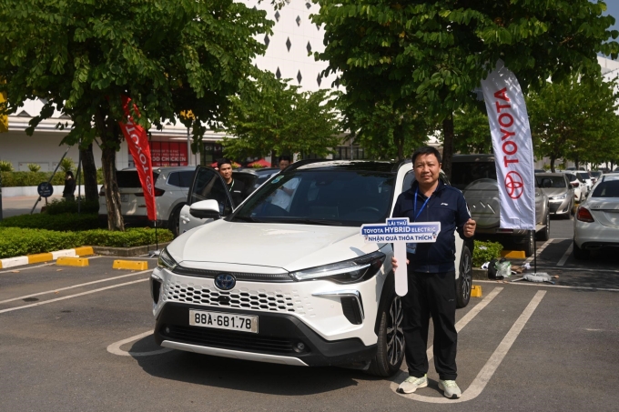 Người dùng lái thử Corolla Cross HEV tại một sự kiện. Ảnh: TMV