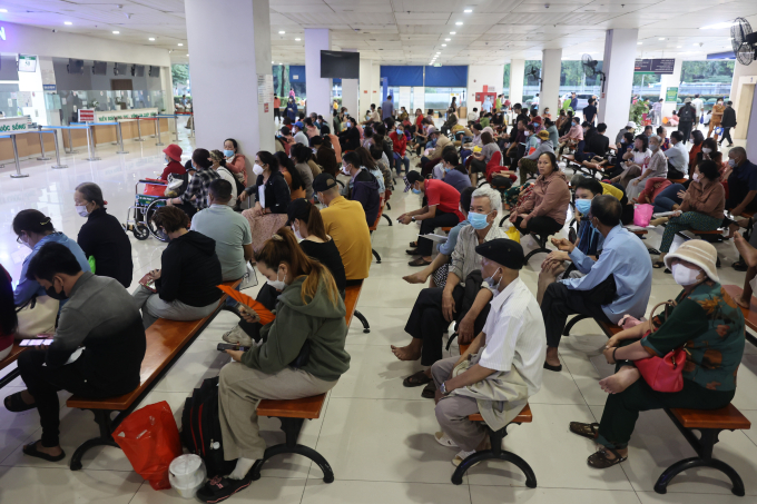 Bệnh nhân chờ khám bệnh tại Bệnh viện Ung Bướu TP HCM cơ sở 2. Ảnh: Quỳnh Trần