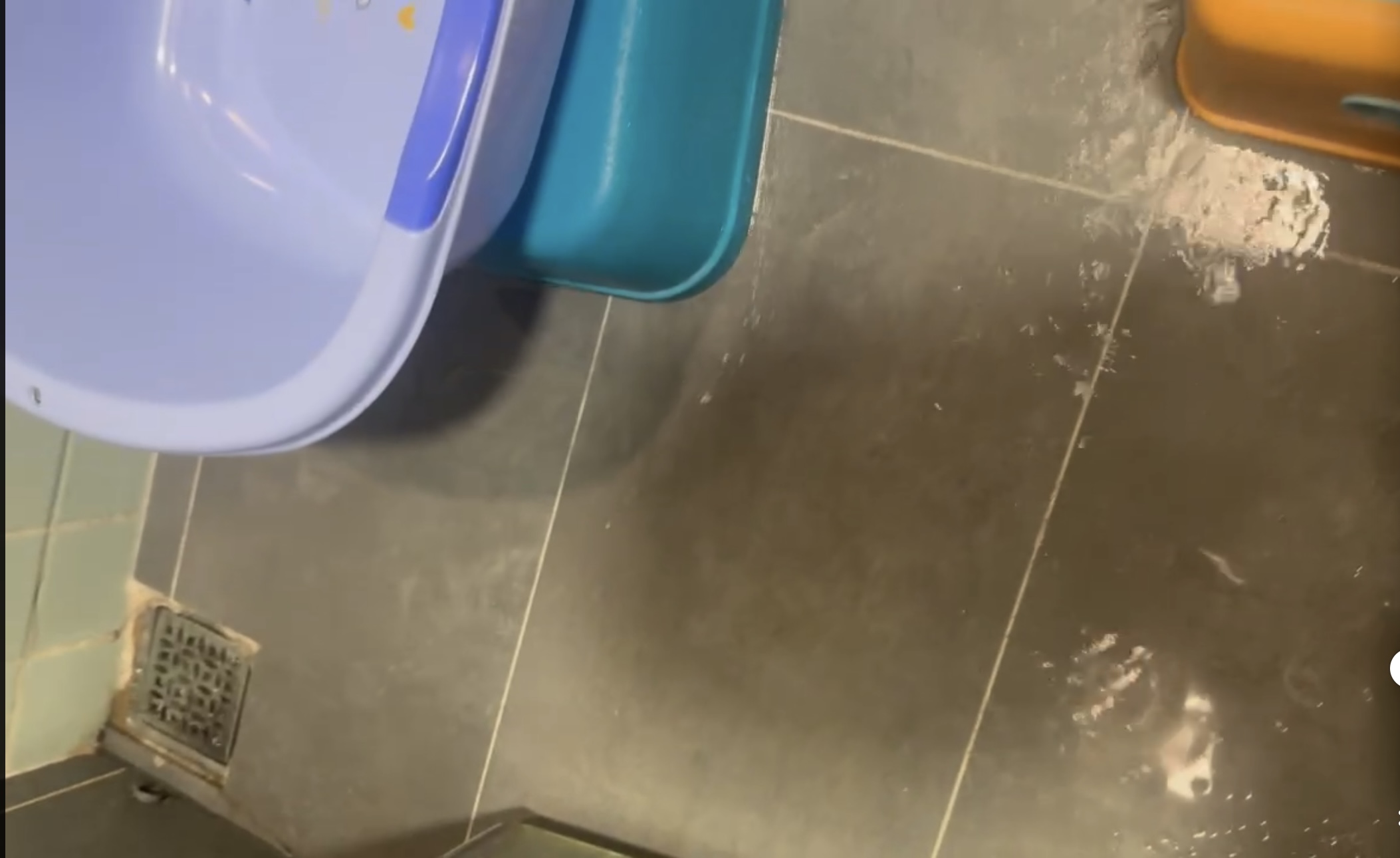 Dầu diesel tràn vào bể chứa nước chung cư Centana   - Ảnh 1.