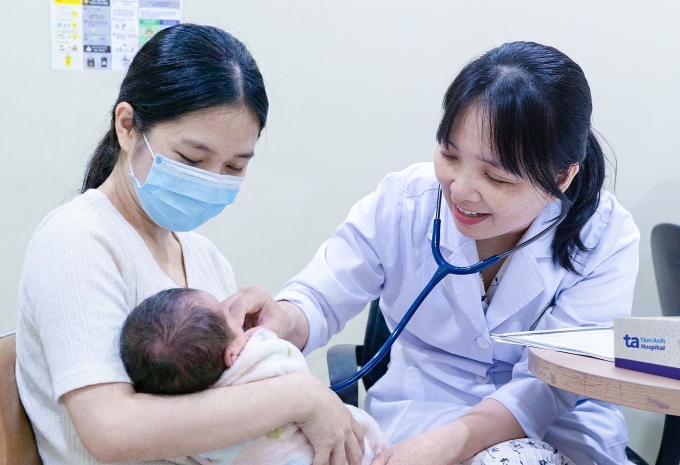 Bác sĩ  Ngọc khám bệnh cho một bé gái bị viêm phổi. Ảnh: Bệnh viện Đa khoa Tâm Anh