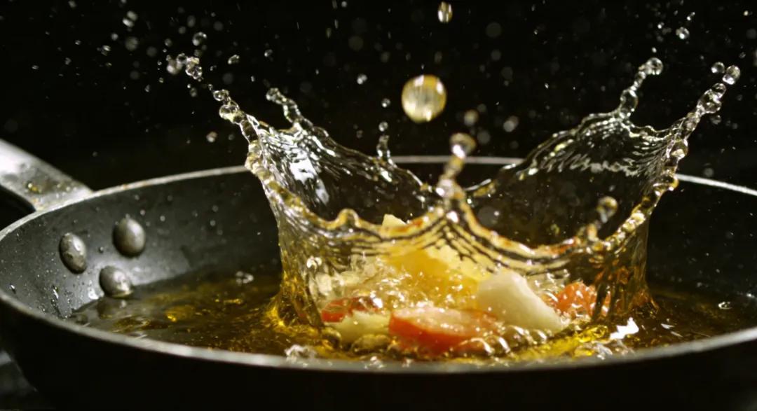 Khi nấu ăn, dầu mỡ luôn bắn tung tóe: Đây là mẹo cực hữu dụng giúp ngăn triệt để dầu mỡ bắn và làm bẩn bếp- Ảnh 1.