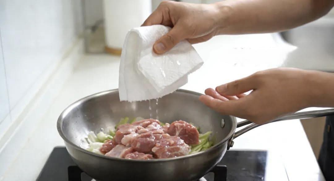 Khi nấu ăn, dầu mỡ luôn bắn tung tóe: Đây là mẹo cực hữu dụng giúp ngăn triệt để dầu mỡ bắn và làm bẩn bếp- Ảnh 2.