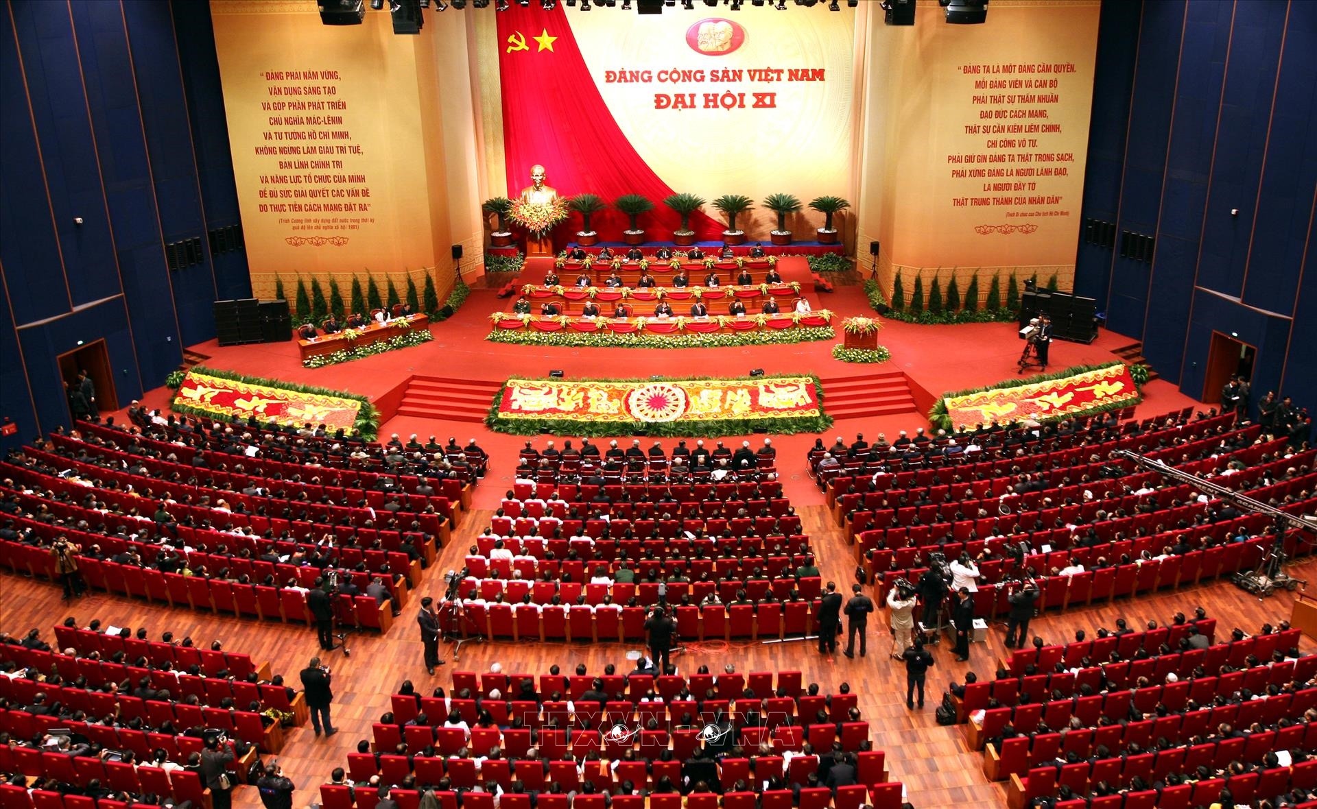 Đại hội lần thứ XI của Đảng: Đẩy mạnh toàn diện công cuộc đổi mới đất nước - Ảnh 1.