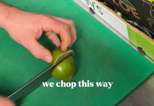 Cắt chanh tưởng đơn giản nhưng rất nhiều người làm sai: Đây mới là phương pháp chuẩn đầu bếp- Ảnh 1.