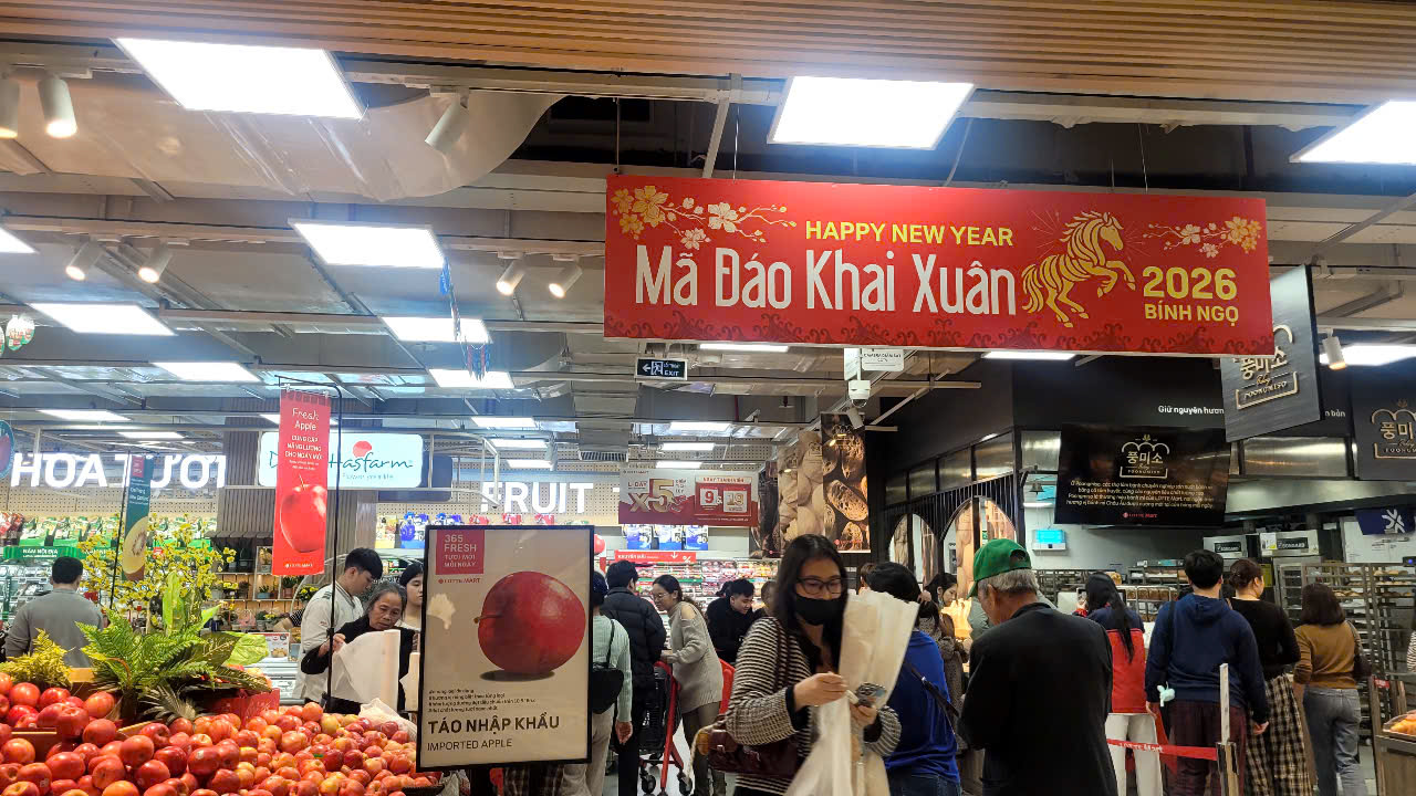 Dè dặt mua sắm Tết - Ảnh 1.