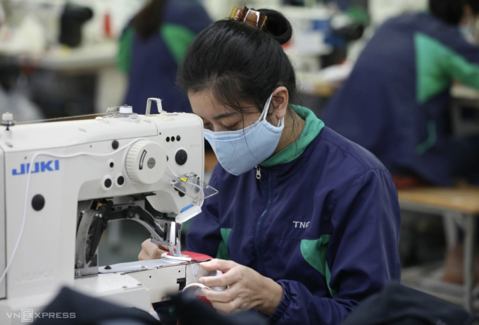 Công nhân dệt may tại một nhà máy ở Thái Nguyên may khẩu trang phục vụ chống dịch, tháng 2/2020. Ảnh: Ngọc Thành