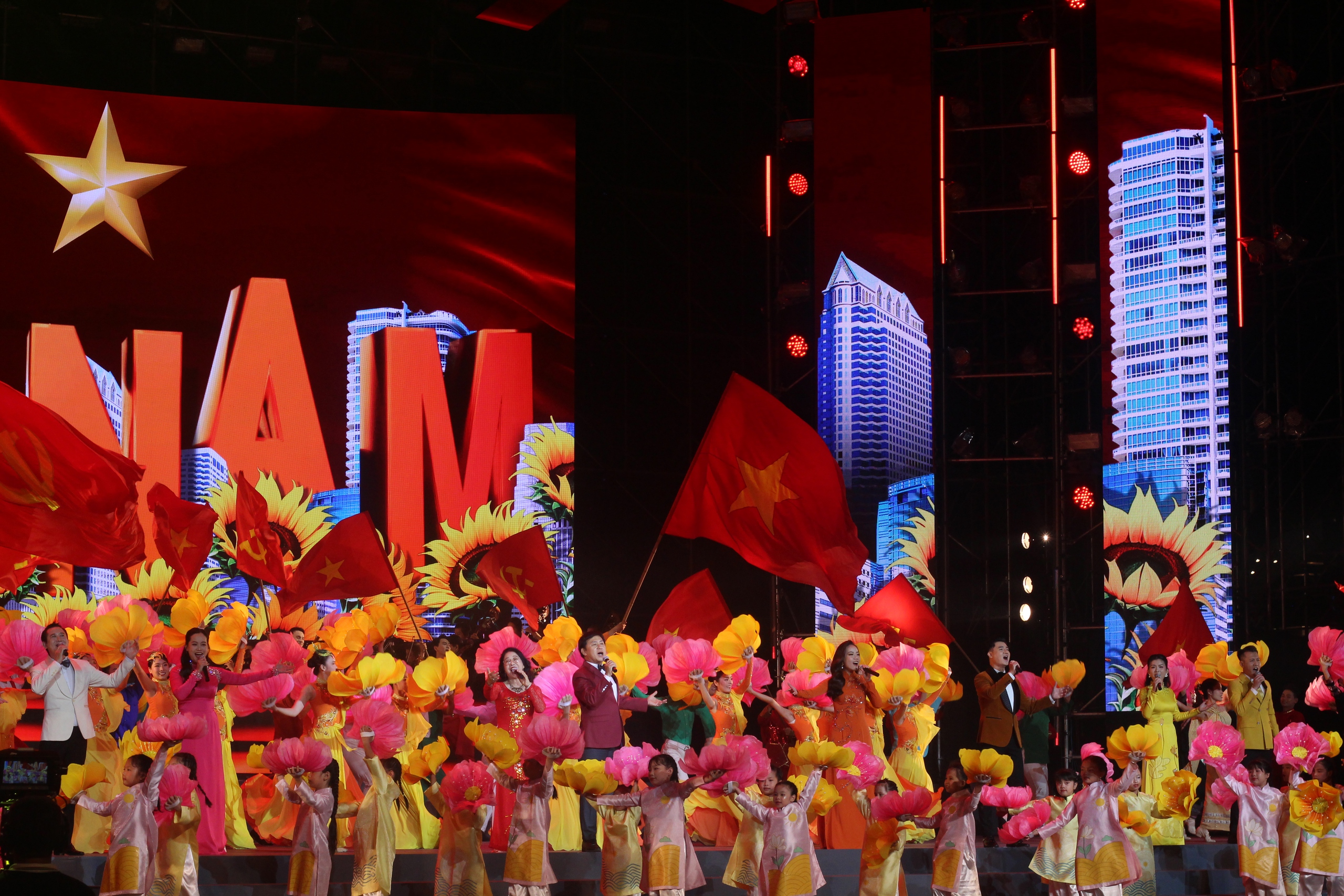 Đêm thành phố lung linh cùng 'Ánh sáng niềm tin và khát vọng'- Ảnh 1.