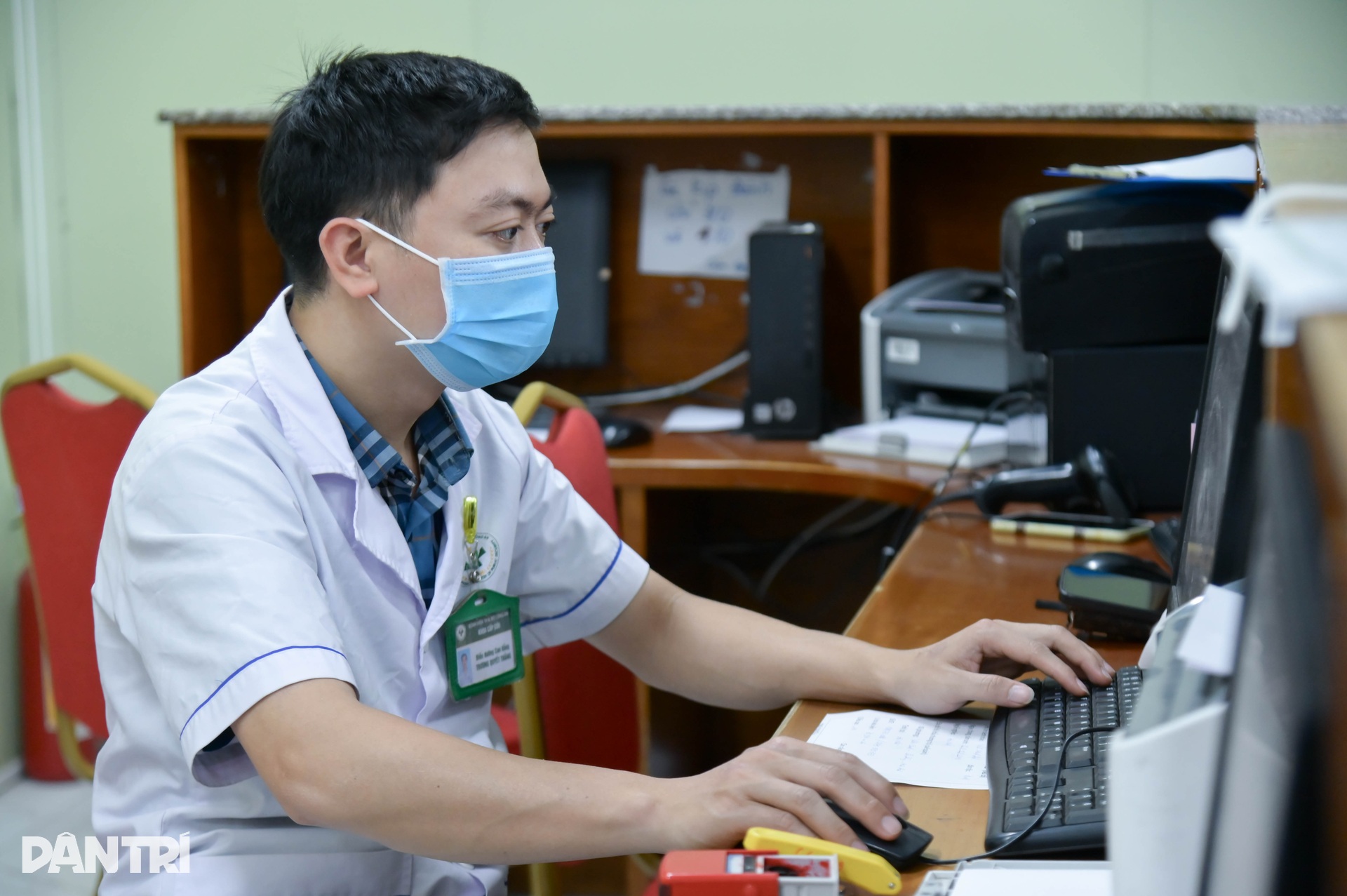 Đêm trắng của y bác sĩ trong ca trực đón năm mới 2026 - 1