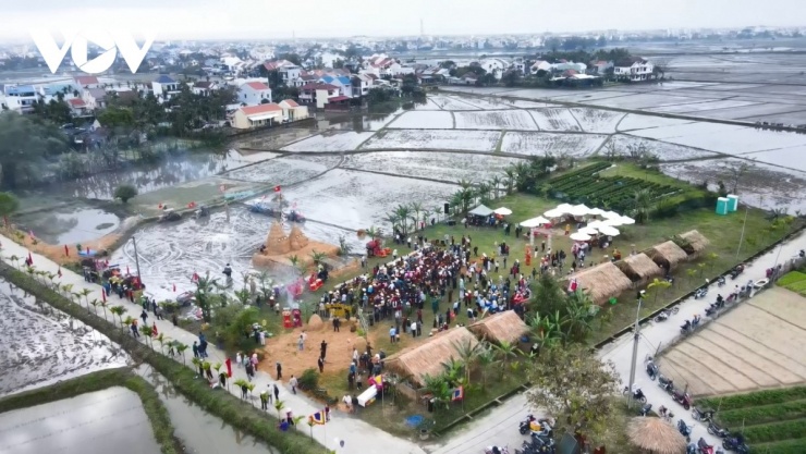 Đến Đà Nẵng, du khách bỏ phố vào làng, “sống thử” đời thôn quê 3 Lễ hội xuống đồng Hội An Đông