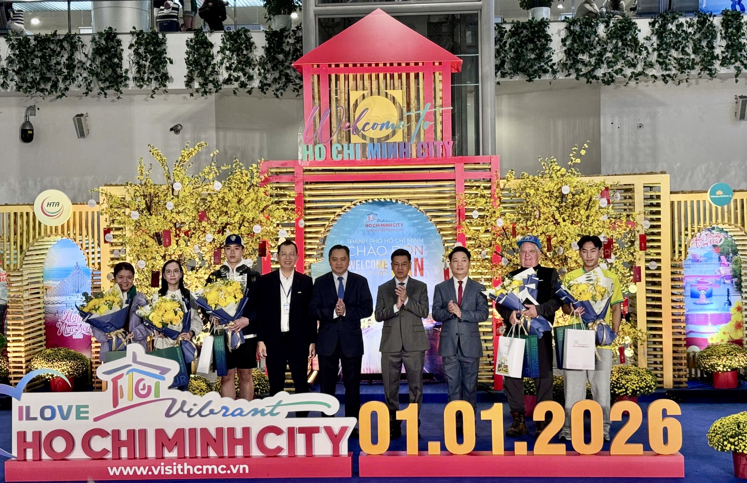 Đến TP.HCM đón năm mới, nhiều du khách được tặng quà từ trên máy bay lẫn ở sân bay - Ảnh 2.