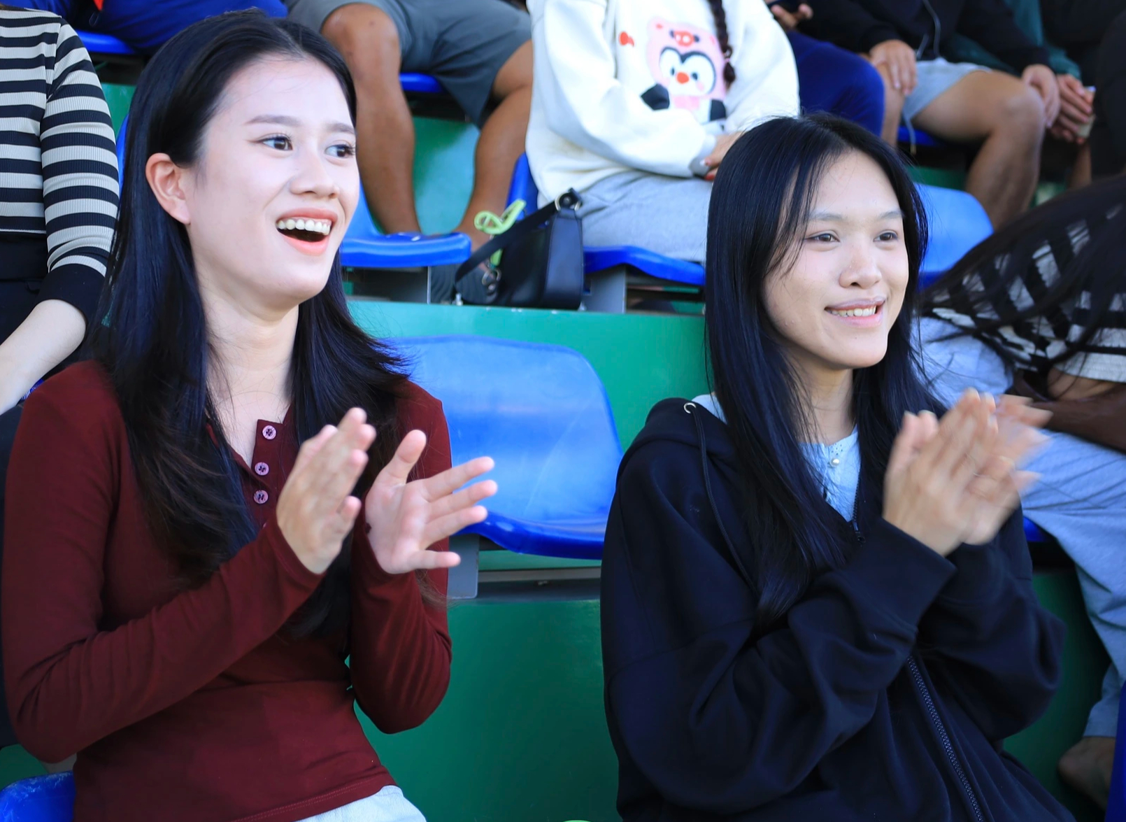 Đến sân sớm cổ vũ bạn trai đá bóng, cô gái chỉ mong không chấn thương- Ảnh 1.