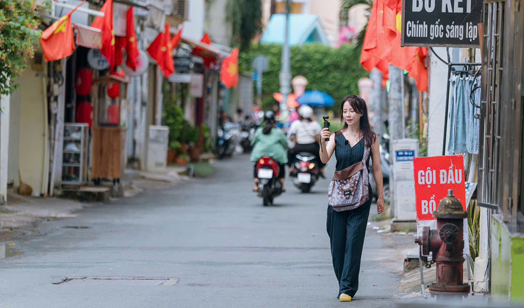 Đến thời sao quốc tế, hoa hậu nước ngoài quảng bá văn hóa Việt- Ảnh 1.