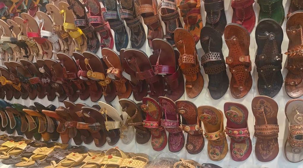 Dép 5 USD thành hàng hiệu 1.000 USD: Cú quay xe khôn ngoan của Prada - 1