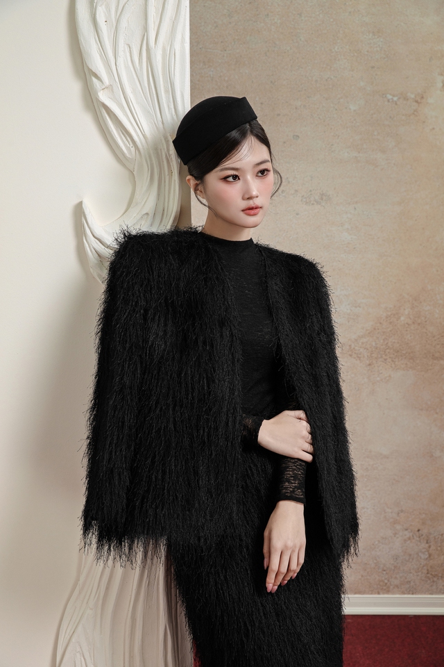 Phối áo khoác và váy dài - Ảnh 1.