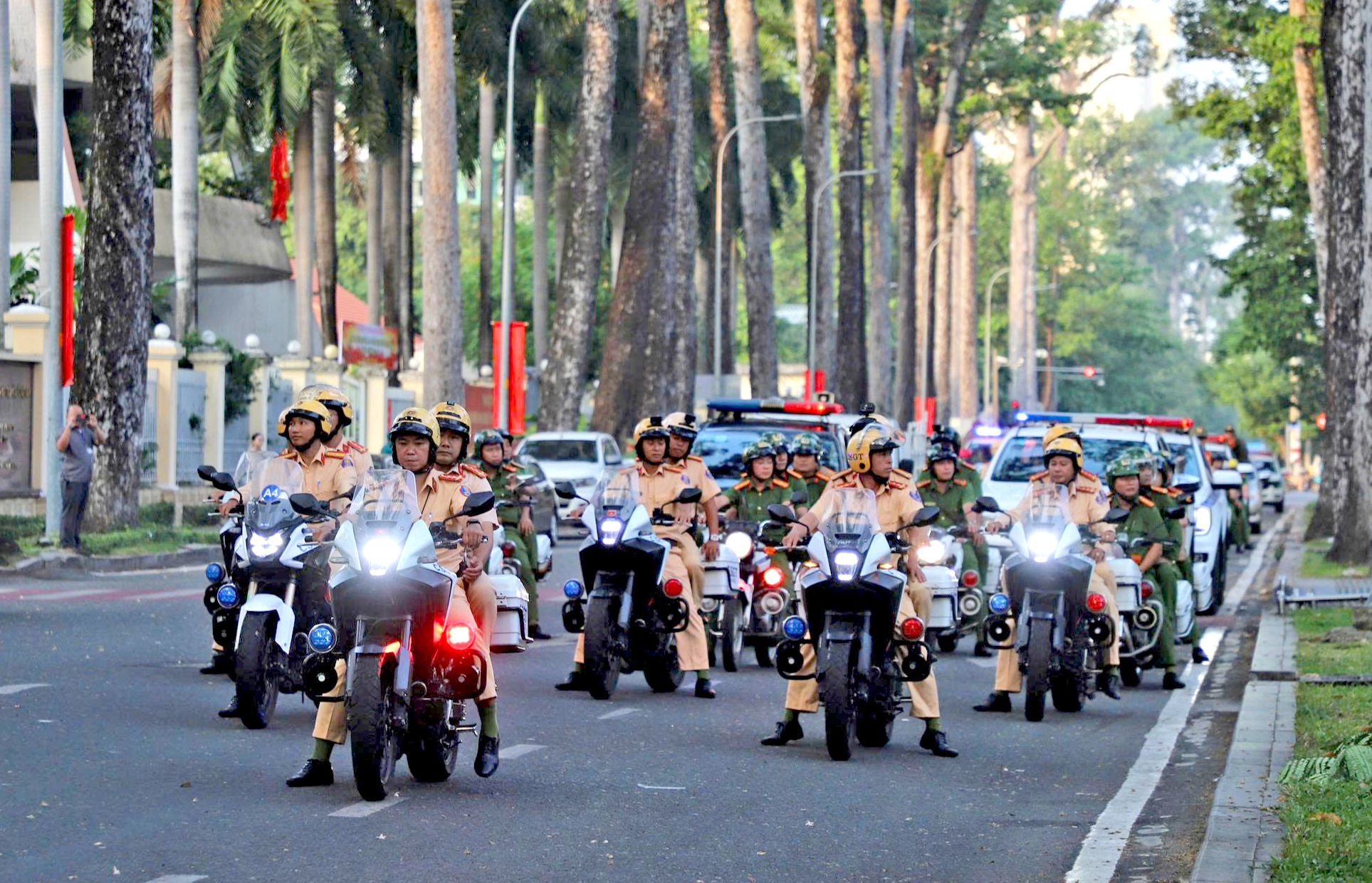 Dẹp trật tự vỉa hè, lòng đường, vẫn còn nhiều 'điểm nóng' vi phạm cần xử lý nghiêm, bền bỉ - Ảnh 1.