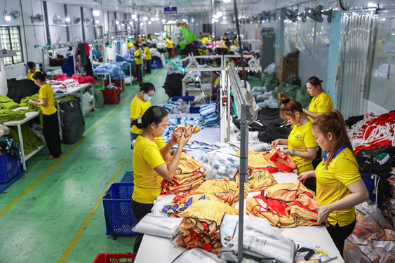 Dệt may vượt khó, giữ đà xuất khẩu - Ảnh 1.