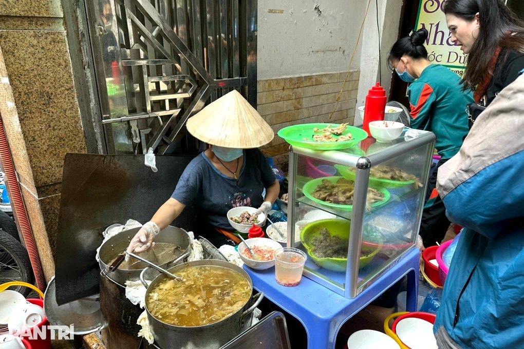 Đi ăn bún chửi ở Hà Nội, khách sốc với kiểu bán hàng ép mua chỗ - 1