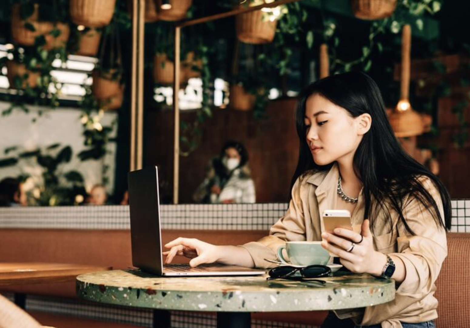 Đi cà phê bị người lạ đổ nước vào laptop, nếu tôi tin lời trấn an 