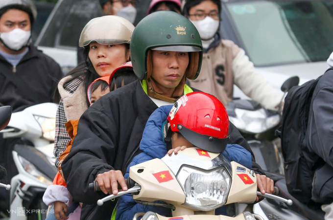 Một gia đình rời Hà Nội về quê nghỉ Tết Dương lịch 2026. Ảnh: Phạm Chiểu