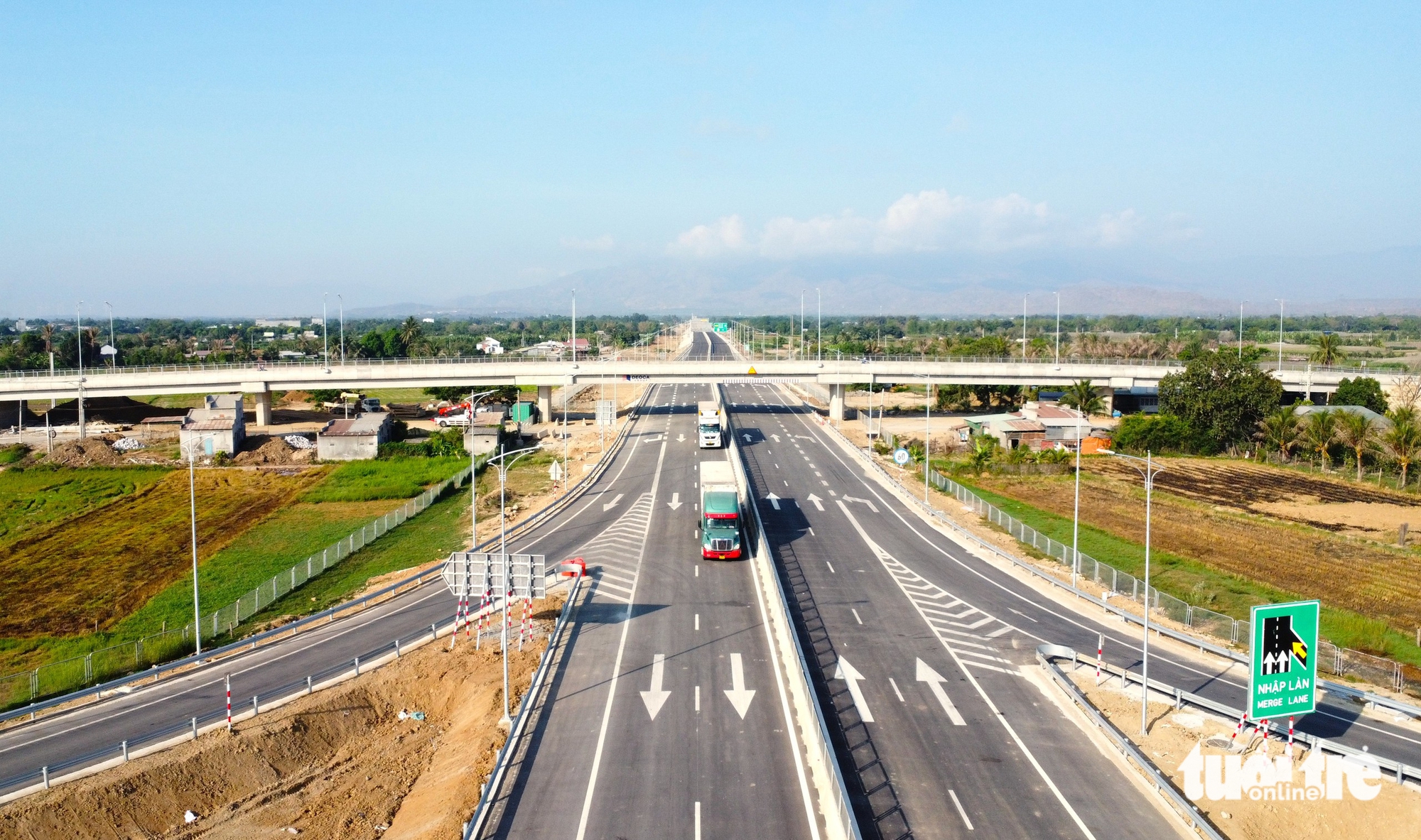 Đi lại mùa xuân trên cao tốc Bắc - Nam phía đông qua Nam Trung Bộ: Đường về nhà nhẹ nhõm hơn - Ảnh 1.