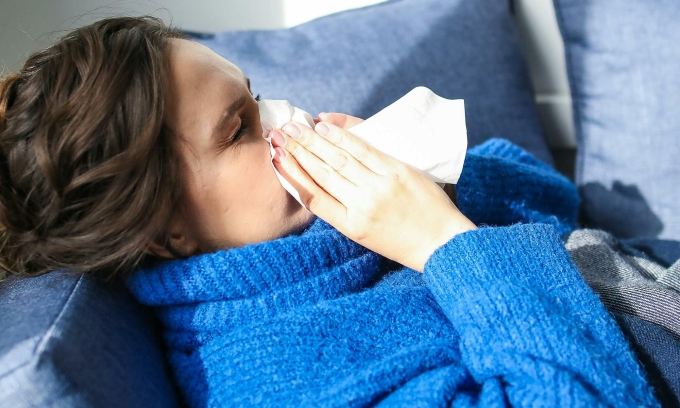 Nhiều người bị dị ứng phấn hoa, thời tiết gây sổ mũi, hắt xì. Ảnh: Pexels