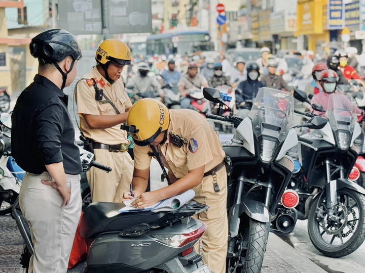 Đi xe máy lên vỉa hè bị phạt bao nhiêu tiền, trường hợp nào không bị phạt?- Ảnh 1.