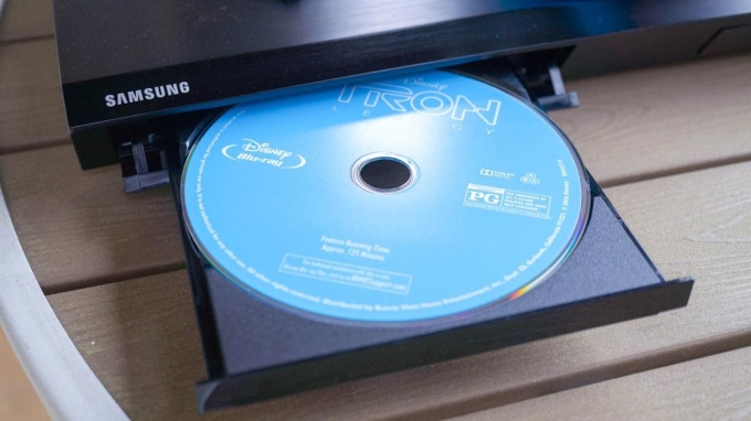 Đầu đĩa Blu-ray Samsung và đĩa phim của Disney. Ảnh: Howtogeek