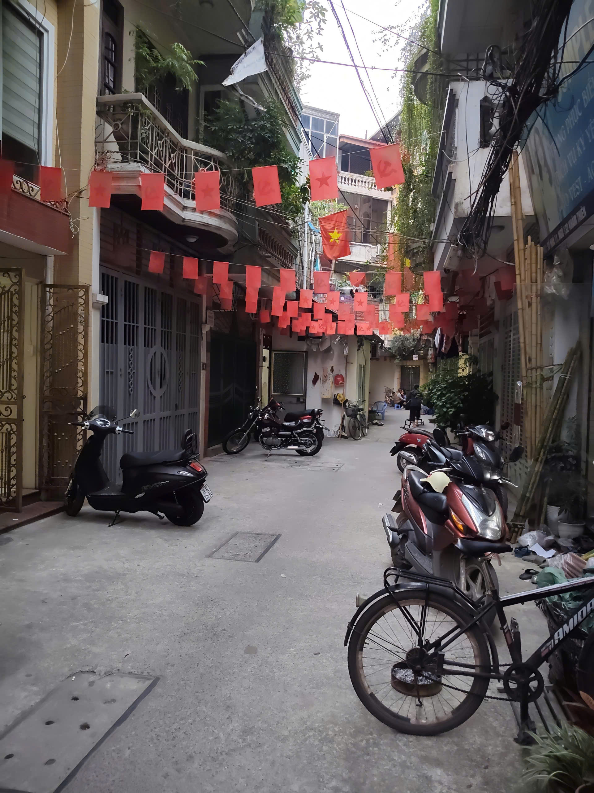 Đĩa bánh chưng, túi cam treo trước cửa trong ngõ nhỏ của người hàng xóm không quen - Ảnh 1.