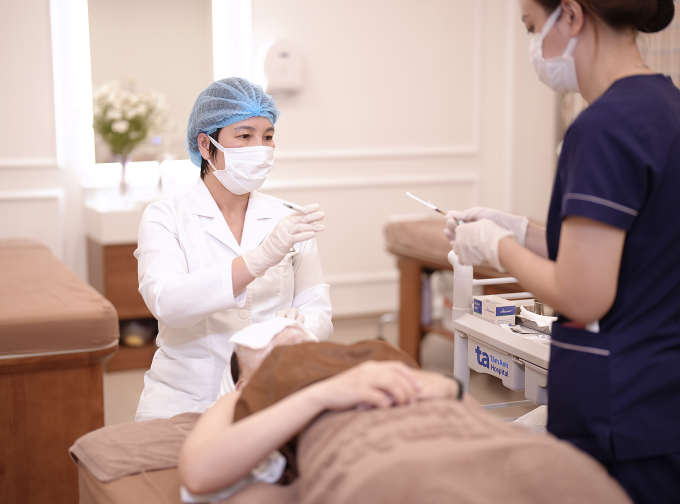 Bác sĩ Hồng đang chuẩn bị tiêm meso cho một người phụ nữ làm đẹp đón Tết. Ảnh: Bệnh viện Đa khoa Tâm Anh