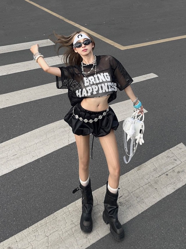 Diện áo lưới cùng chân váy, 'phá cách' nhẹ nhàng cho ngày xuống phố 1 Diện áo lưới cùng chân váy, 'phá cách' nhẹ nhàng cho ngày xuống phố - Ảnh 1.