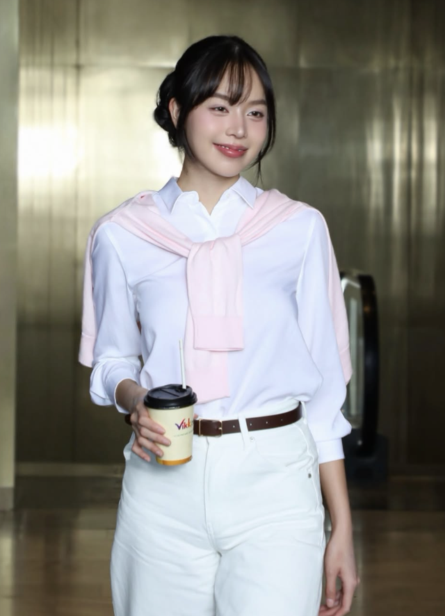 Diện áo sơ mi trắng tinh giản nhưng luôn ghi điểm thanh lịch- Ảnh 1. Diện áo sơ mi trắng tinh giản nhưng luôn ghi điểm thanh lịch- Ảnh 1.