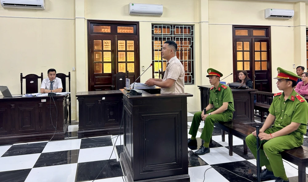Phiên toà sơ thẩm xét xử cựu công an bị cáo buộc còng tay, bắt người trái pháp luật còng tay, bắt người trái pháp luật