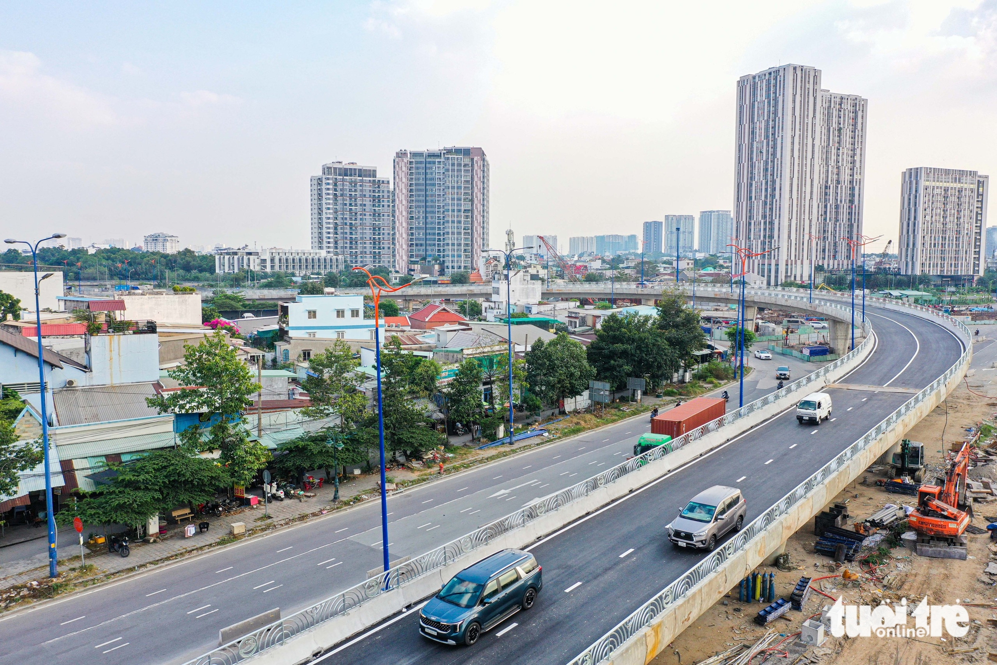 Diện mạo cầu vượt đầu tiên ở nút giao An Phú vừa thông xe - Ảnh 1.