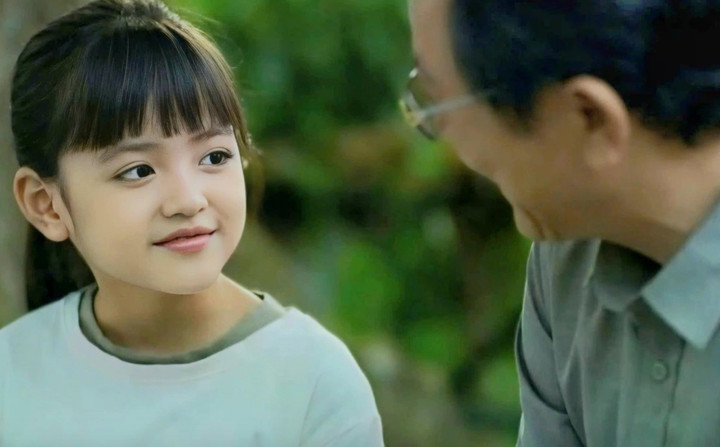 Diễn viên nhí 8 tuổi gây sốt phim giờ vàng VTV vì lấy nước mắt khán giả 1 Bộ phim "Gia đình trái dấu" trên sóng giờ vàng VTV3 đang nhận được nhiều quan tâm của khán giả. Sự xuất hiện của nhân vật mới là diễn viên nhí Cherry An Nhiên (Nguyễn Ngọc An Nhiên) những tập gần đây càng khiến phim trở nên hấp dẫn.