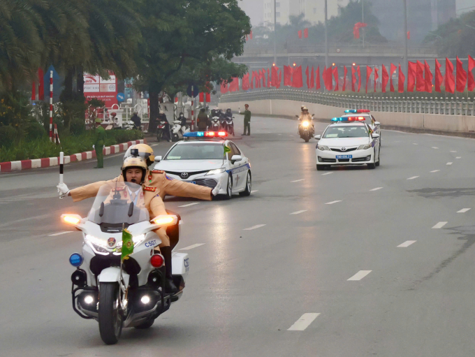 Cảnh sát giao thông dẫn đoàn phục vụ Đại hội Đảng.