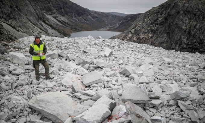 Nhân viên công ty Greenland Anorthosite Mining thăm dò một mỏ đá trên hòn đảo hồi năm 2021. Ảnh: Reuters