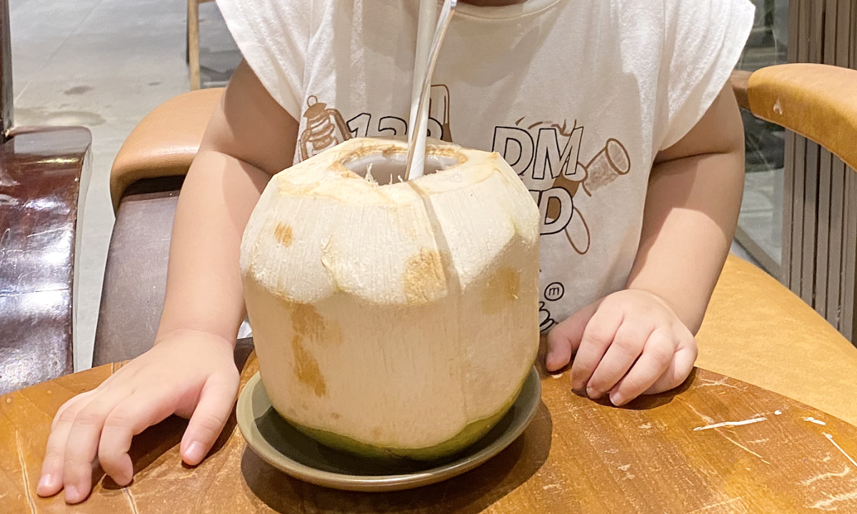 Dieu gi xay ra khi ba bau uong nuoc dua