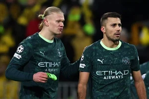 Các đội trưởng của Man City có cử chỉ ý nghĩa sau thất bại ê chề