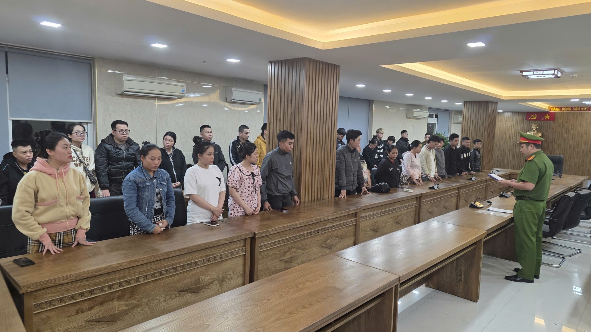 Điều tra dòng tiền chảy qua nhiều tài khoản ngân hàng, không ghi rõ nội dung, giao dịch liên tục ngày đêm- Ảnh 1.