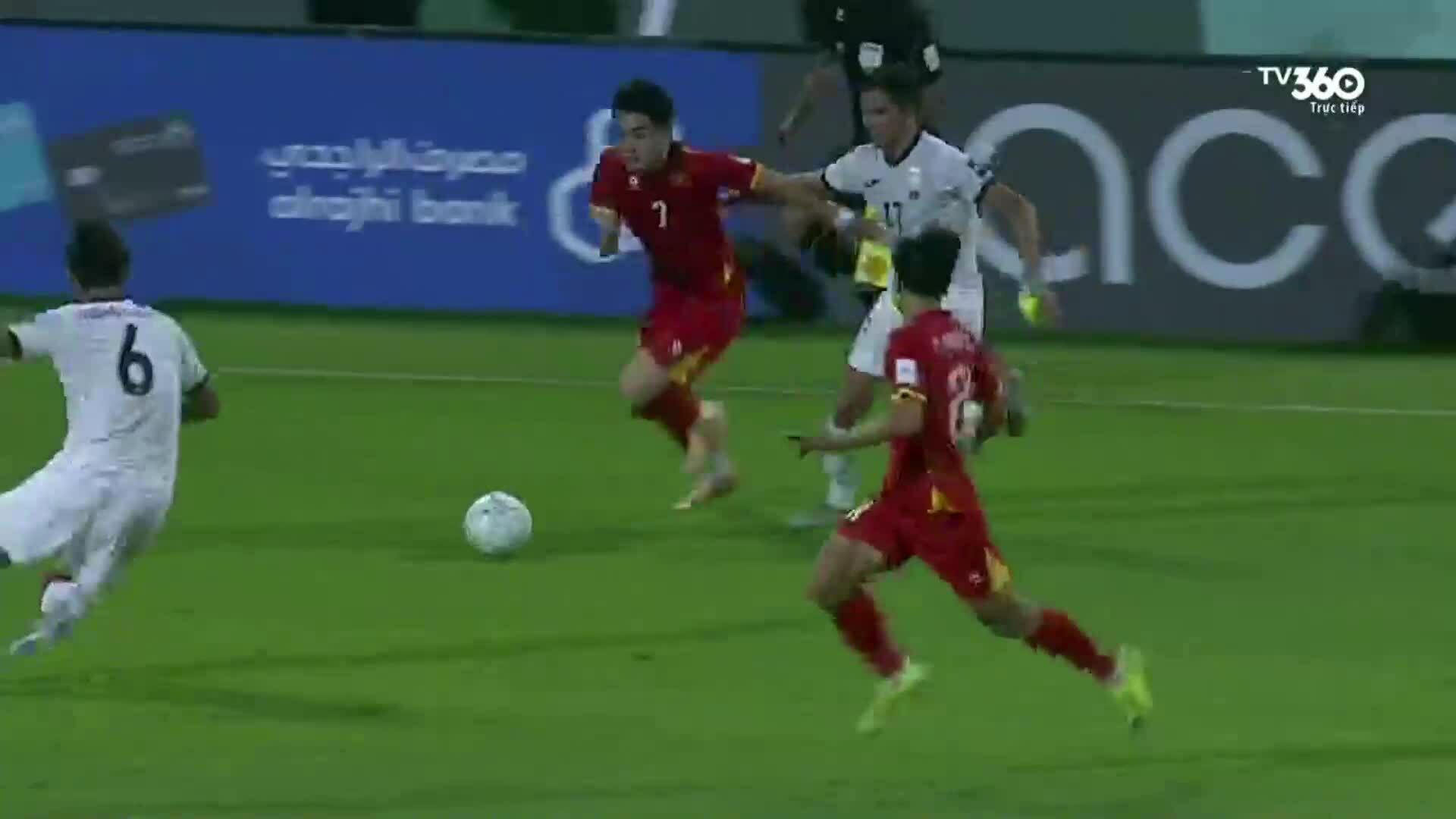 Đình Bắc bị đối thủ 'tước băng đội trưởng' U23 Việt Nam