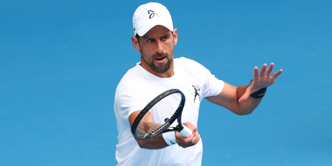 Djokovic trong buổi tập tại Melbourne, Australia hôm 15/1. Ảnh: Reuters