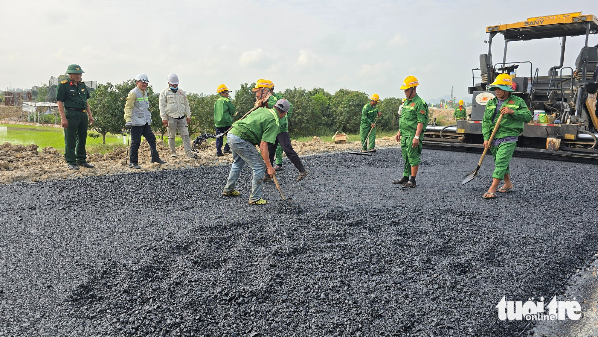 Đổ bê tông nhựa điểm đầu cao tốc ở An Giang để chào mừng Đại hội XIV của Đảng - Ảnh 1.