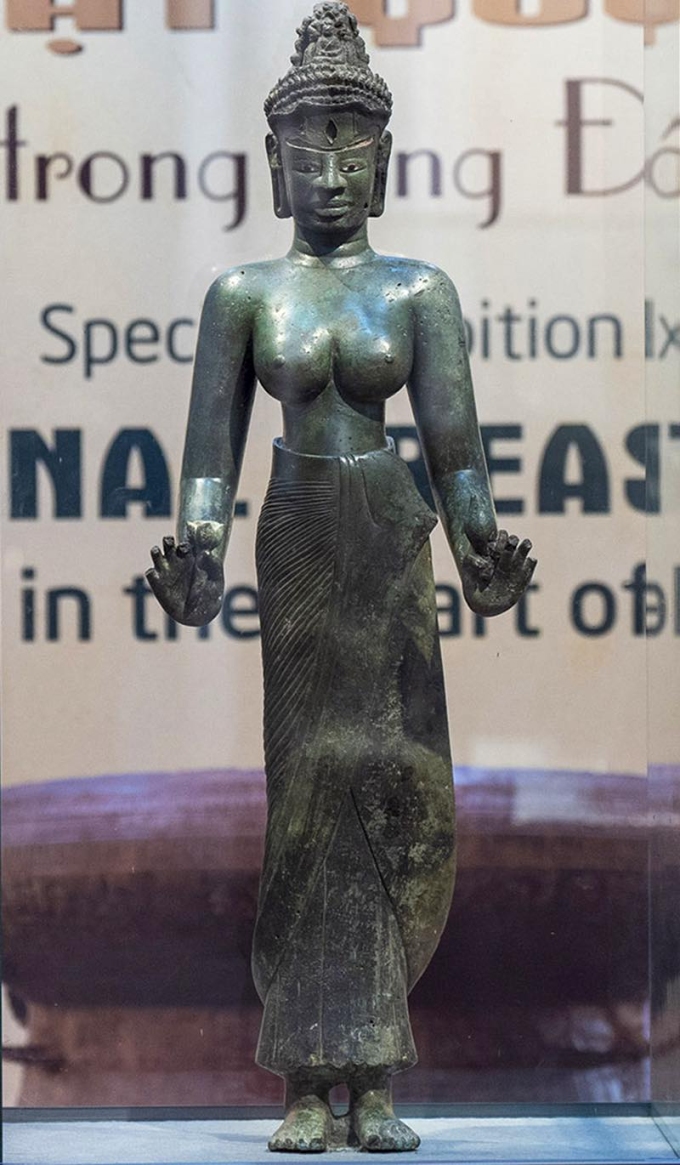 Tượng Bồ tát Tara trưng bày tại Bảo tàng Điêu khắc Chăm Đà Nẵng, lần đầu tiên đủ hai pháp khí trên tay, ngày 19/11/2025. Ảnh: Nguyễn Đông