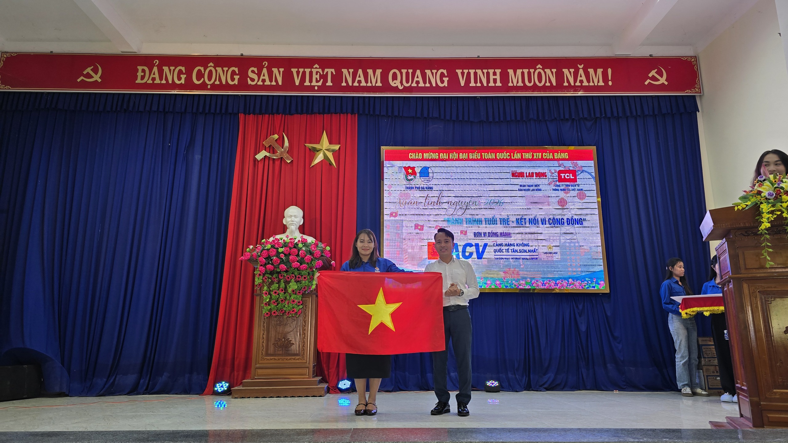 Đoàn Báo Người Lao Động cùng nhà đồng hành tặng 20 tivi cho Đà Nẵng - Ảnh 1.